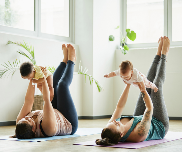 Mamas mit Babys beim Yoga